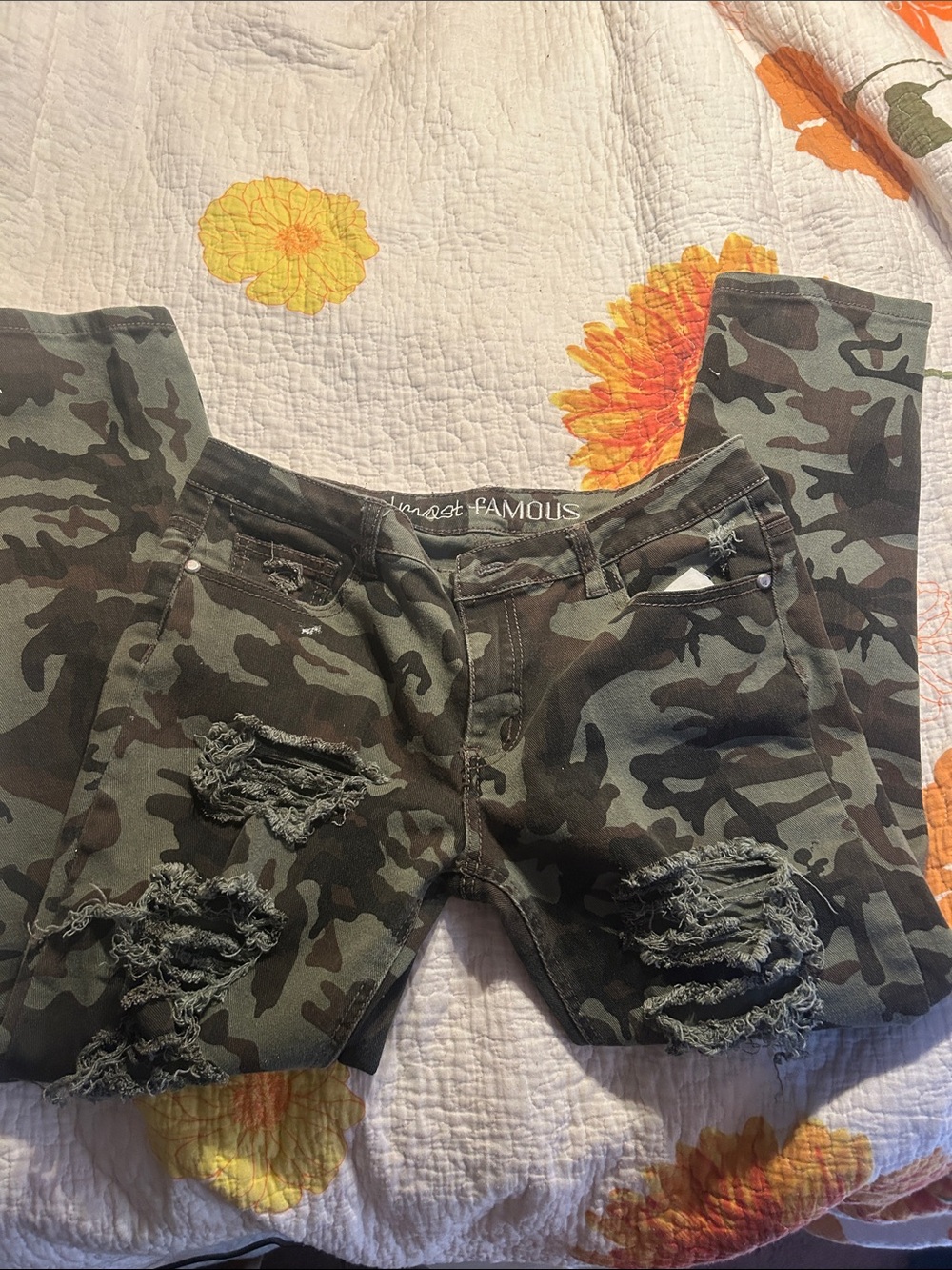 Almost Famous Green Camouflage Distressed Jeans
Check pics for paint. Low price